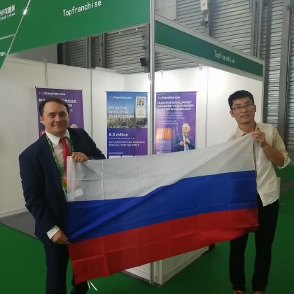 Переводчик Николай на выставке Чайна франшиз
