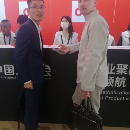 Переводчик Николай на выставке Посещение в CIIF Китайский промышленом выставке