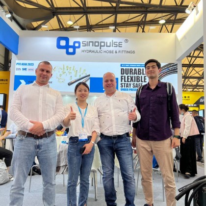 Переводчик Сардорбек на выставке в SNIEC