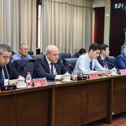 Перевод на переговорах с Встреча зам-губернатора Самаркандской области Республики Узбекистан и МИД Нинся-Хуэйского автономного района