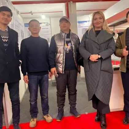 Переводчик Сардорбек на выставке бытовых изделий