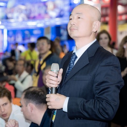 Переводчик Макар на выставке туризма