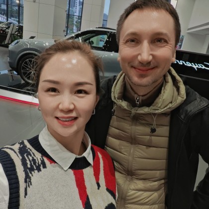 Переводчик Лилия на выставке автомобили