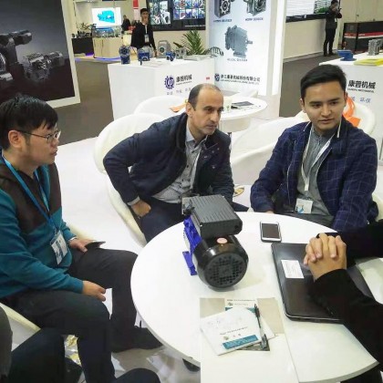 Переводчик Алибек на выставке электродвигателей