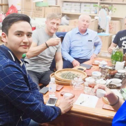 Перевод на рынке "Тиэн Шан Ча Чэн"