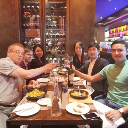 Перевод на переговорах с фабрикой по производству музыкальных инструментов