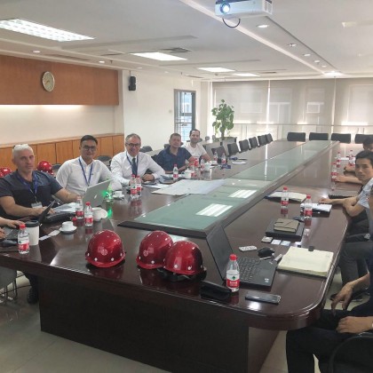 Перевод на переговорах с производителем шахтных подъёмников