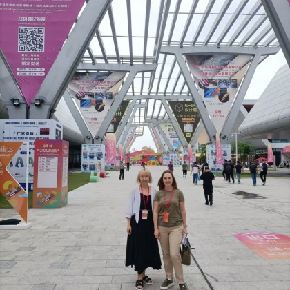 Переводчик Татьяна на выставке Обувная выставка