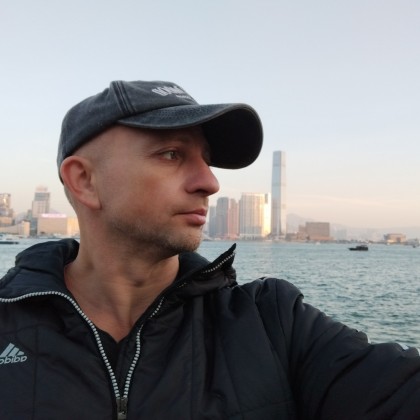 Переводчик Eвгений на выставке Мех и мода