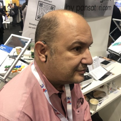 Переводчик Максим на выставке MEDICA