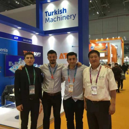 Переводчик Дамир на выставке в сфере промышленности