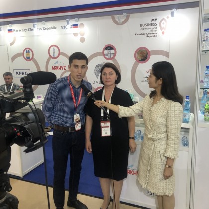 Переводчик Дамир на выставке в пищевой сфере