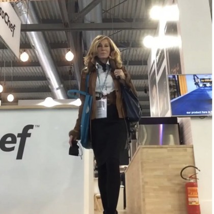 Переводчик Олена на выставке Host