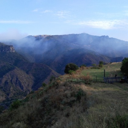 Экскурсия и вид на горы в районе города Алаверди