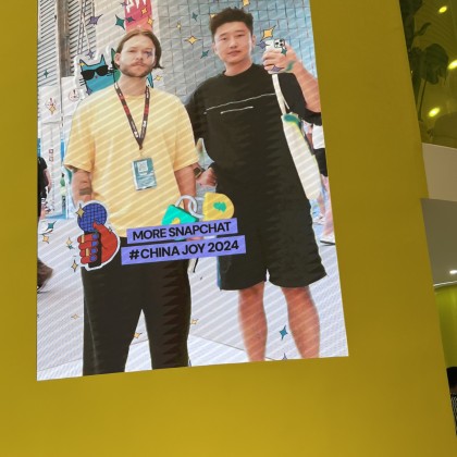 Переводчик Володя на выставке China joy