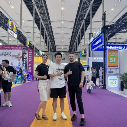 Переводчик Володя на выставке Выставки по игровым кран-машинам