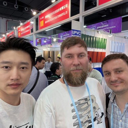 Переводчик Володя на выставке Посещение Кантонской выставки