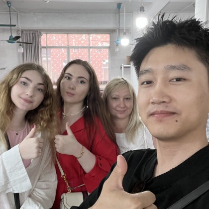 Перевод на заводе Посещение завода по производству сумок