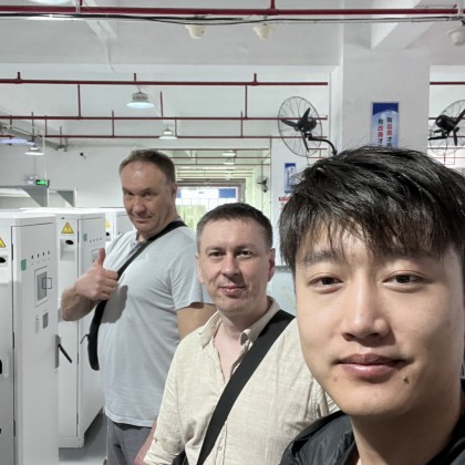 Проверка Посещение по заводу который производит зарядную станцию