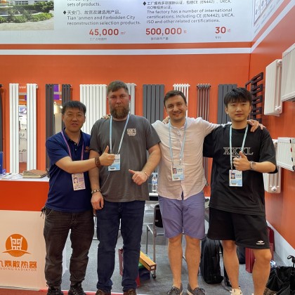 Переводчик Володя на выставке Посещение