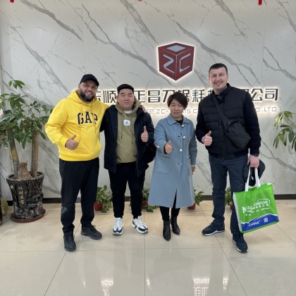 Переводчик Михаил на выставке Посещение фабрики мебельной фурнитуры