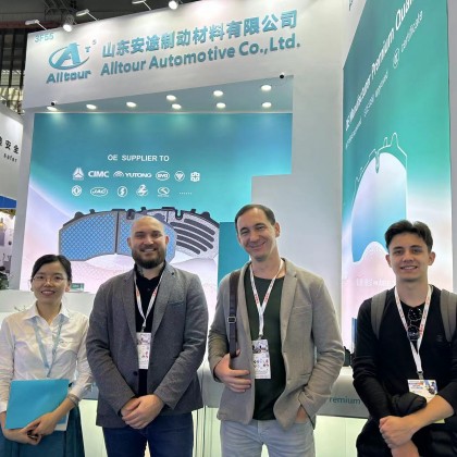 Переводчик Владислав на выставке automechanika