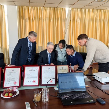 Перевод на переговорах с поставщиком ротационных соединений AIKE