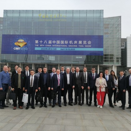 Переводчик Андрей на выставке 国际机床展会