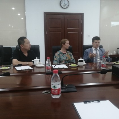 Перевод на переговорах с 经理与董事长