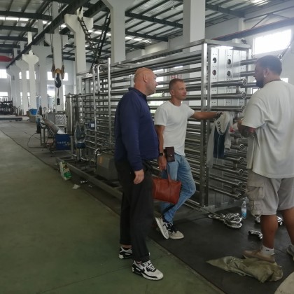 Перевод на заводе 榨汁机