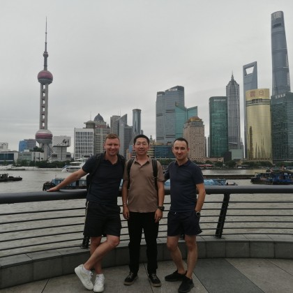 Переводчик Андрей на выставке 汽车展会