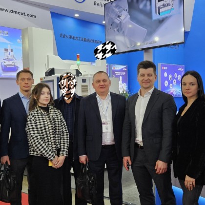 Переводчик Андрей на выставке 上海国际机床展会