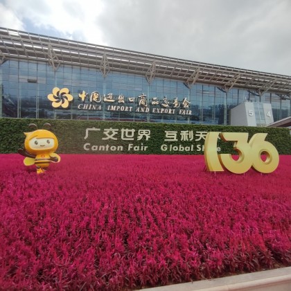 Переводчик Дмитрий на выставке кантонской