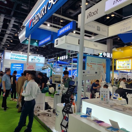 Переводчик Дмитрий на выставке DendalExpo