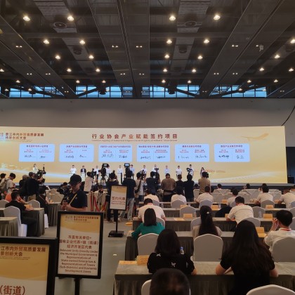 Переводчик Дмитрий на выставке по строительным спецтехникам