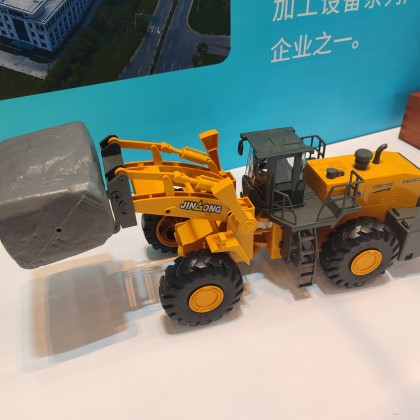 Переводчик Дмитрий на выставке по строительным спецтехникам