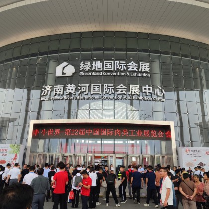 Переводчик Дмитрий на выставке мясной промышленности