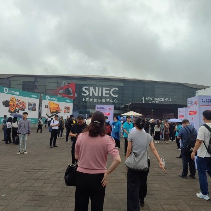 Переводчик Дмитрий на выставке SNIEC