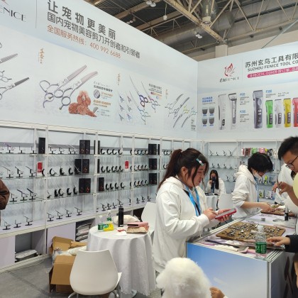 Переводчик Дмитрий на выставке PET FAIR