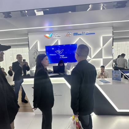 Переводчик Аймен на выставке CIIE