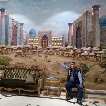 Переводчик Хабиб на выставке Ознакомление с достопримечательностями