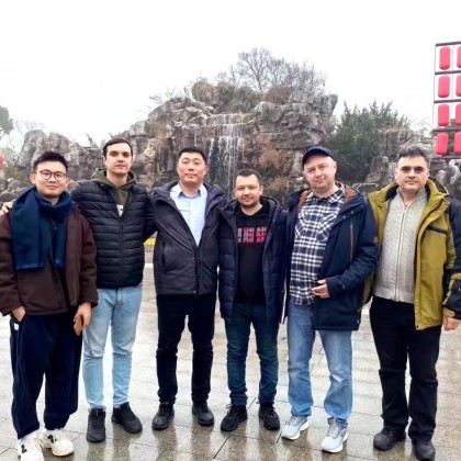 Перевод на заводе завода, производящего экструдер