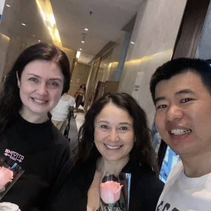 Переводчик Lei на выставке на выставке