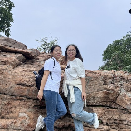 Переводчик Абай на выставке Поход в горы