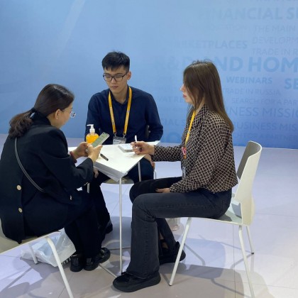 Переводчик Алинур на выставке China international import expo в Shanghai