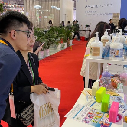 Переводчик Алинур на выставке China international import expo в Shanghai