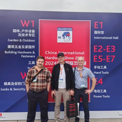 Переводчик Фёдор на выставке SIHS