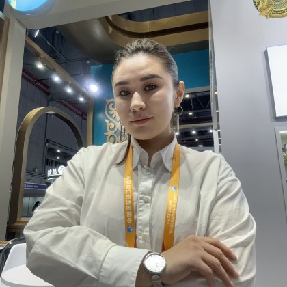 Переводчик Айнур на выставке