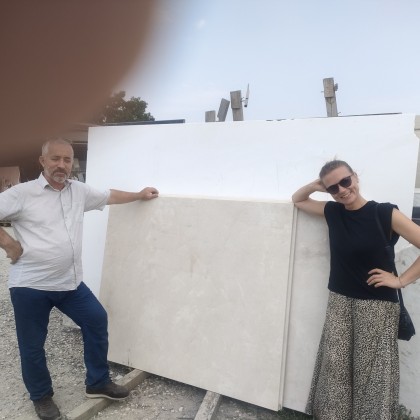 Перевод на рынке камня