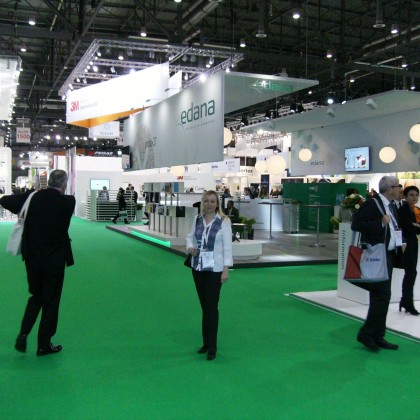 Переводчик Маргарита на выставке нетканных материалов Index